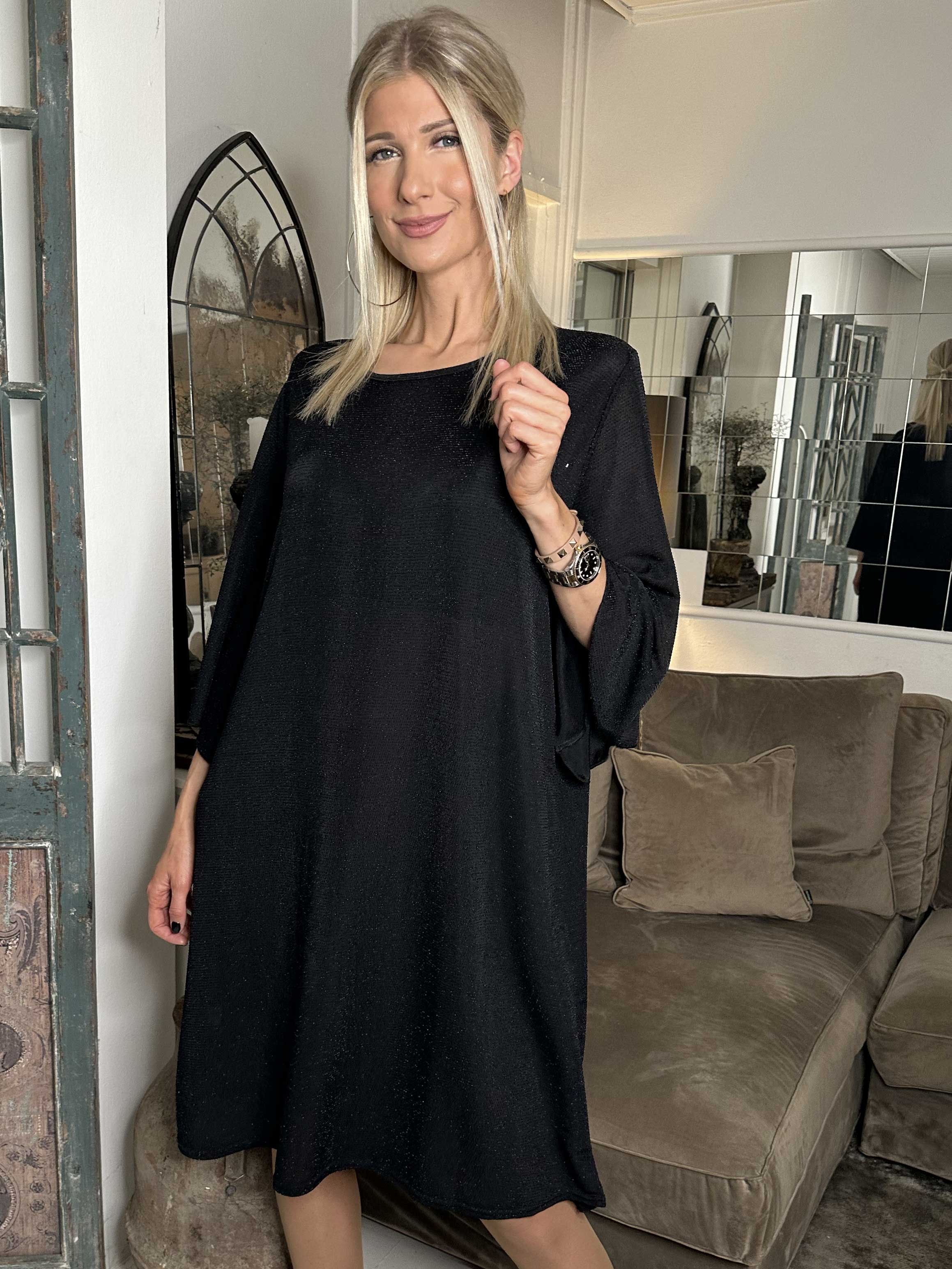 Noemi Glitter - Lös klänning med vida ärmar och glittertrådar